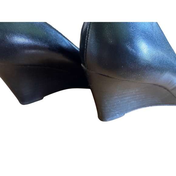 Nine West Black Leather Wedge Pumps Gold‎ Buckle Accents Shoes Heels Size 8.5 M - Picture 4 of 8